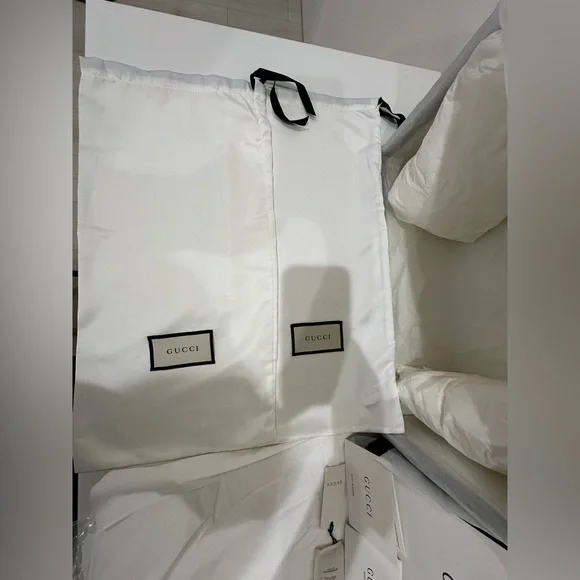 Gucci white&black shoe box with 2 dust bags, tissue/shoe stuffing papers & card - Picture 3 of 13